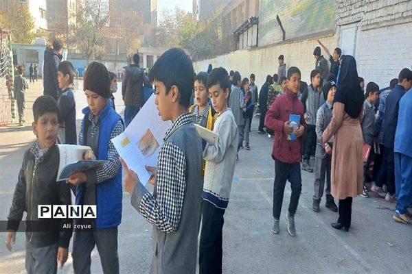 اهدای کتاب به دانش‌آموزان به‌مناسبت هفته کتابخوانی در مدرسه شهید بهرام ندافی