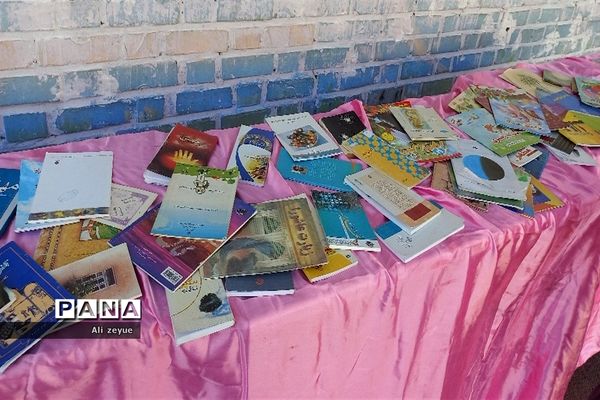 اهدای کتاب به دانش‌آموزان به‌مناسبت هفته کتابخوانی در مدرسه شهید بهرام ندافی