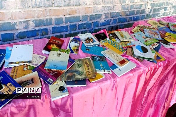 اهدای کتاب به دانش‌آموزان به‌مناسبت هفته کتابخوانی در مدرسه شهید بهرام ندافی