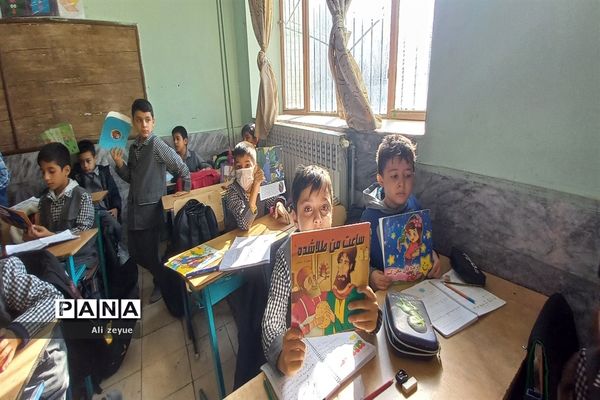اهدای کتاب به دانش‌آموزان به‌مناسبت هفته کتابخوانی در مدرسه شهید بهرام ندافی