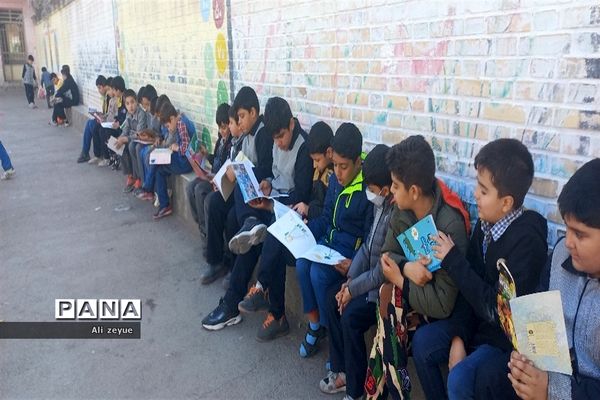 اهدای کتاب به دانش‌آموزان به‌مناسبت هفته کتابخوانی در مدرسه شهید بهرام ندافی