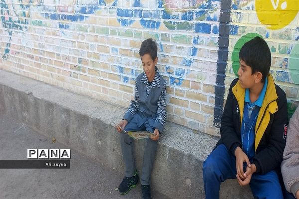 اهدای کتاب به دانش‌آموزان به‌مناسبت هفته کتابخوانی در مدرسه شهید بهرام ندافی