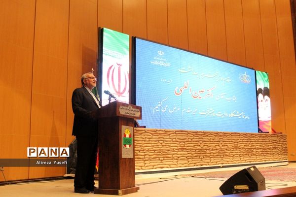 بازدید وزیر بهداشت از نمایشگاه «روایت پیشرفت» در قم