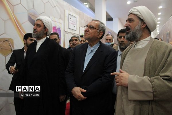 بازدید وزیر بهداشت از نمایشگاه «روایت پیشرفت» در قم
