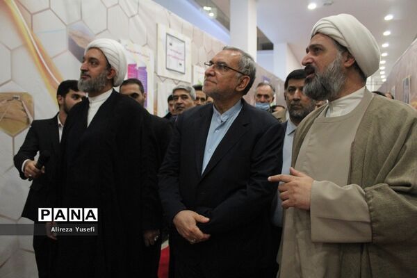بازدید وزیر بهداشت از نمایشگاه «روایت پیشرفت» در قم