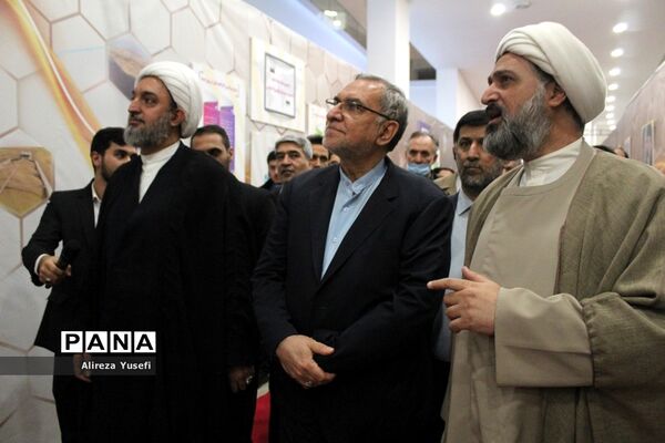 بازدید وزیر بهداشت از نمایشگاه «روایت پیشرفت» در قم