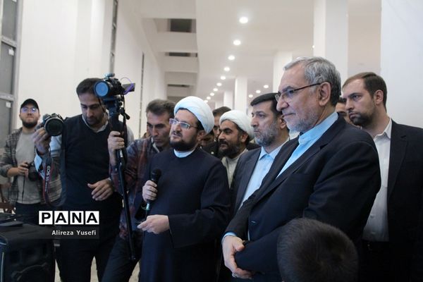 بازدید وزیر بهداشت از نمایشگاه «روایت پیشرفت» در قم