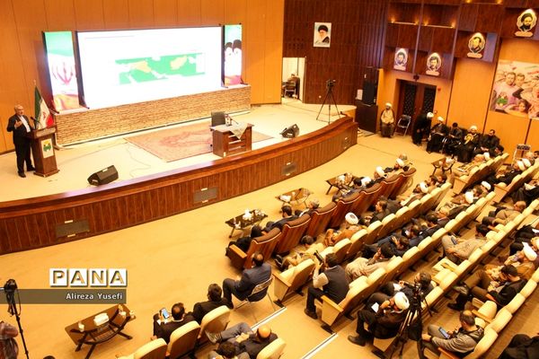 بازدید وزیر بهداشت از نمایشگاه «روایت پیشرفت» در قم