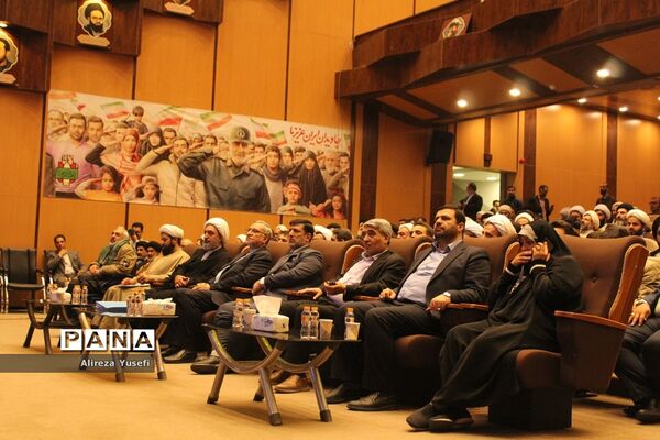 بازدید وزیر بهداشت از نمایشگاه «روایت پیشرفت» در قم