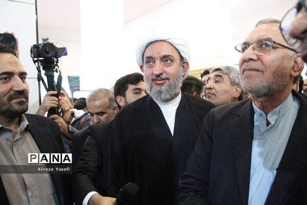 بازدید وزیر بهداشت از نمایشگاه «روایت پیشرفت» در قم