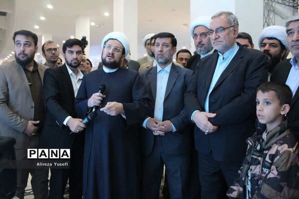 بازدید وزیر بهداشت از نمایشگاه «روایت پیشرفت» در قم