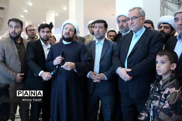 بازدید وزیر بهداشت از نمایشگاه «روایت پیشرفت» در قم