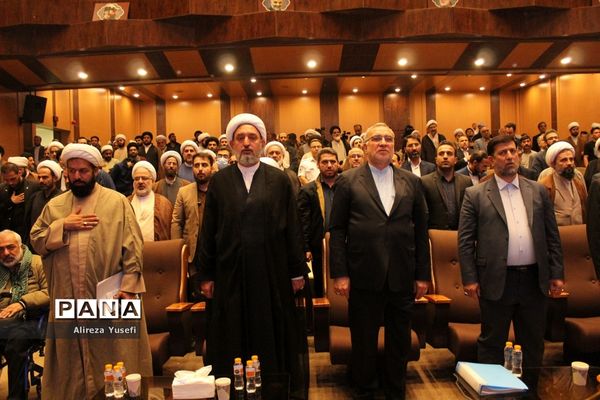 بازدید وزیر بهداشت از نمایشگاه «روایت پیشرفت» در قم