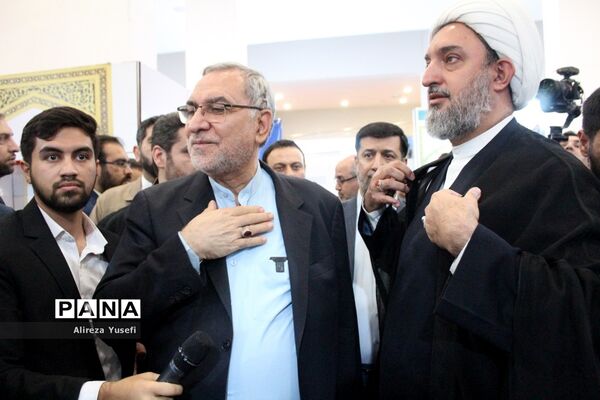 بازدید وزیر بهداشت از نمایشگاه «روایت پیشرفت» در قم
