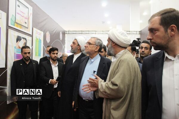 بازدید وزیر بهداشت از نمایشگاه «روایت پیشرفت» در قم