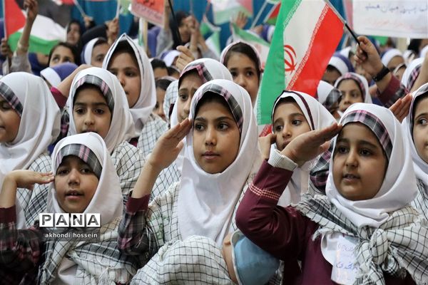 تجمع دانش‌آموزان میبدی در حمایت از کودکان مظلوم غزه همزمان با سراسر جهان