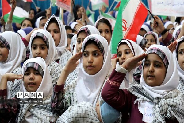 تجمع دانش‌آموزان میبدی در حمایت از کودکان مظلوم غزه همزمان با سراسر جهان