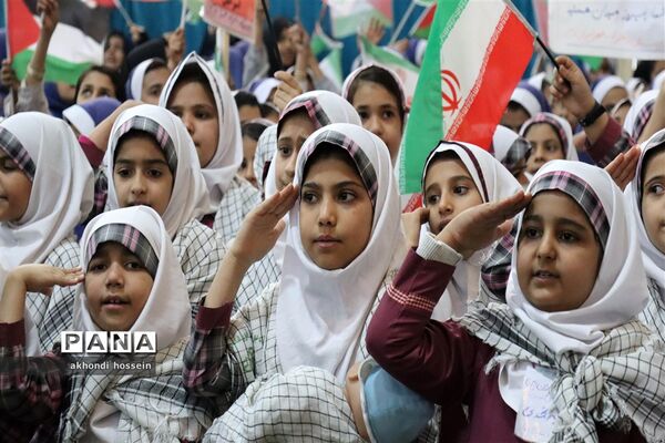 تجمع دانش‌آموزان میبدی در حمایت از کودکان مظلوم غزه همزمان با سراسر جهان