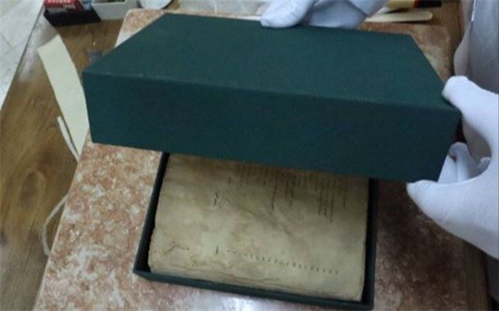 انجام اقدامات حفاظتی بر کتاب درسی همراه شهید گمنام متعلق به 43 سال پیش