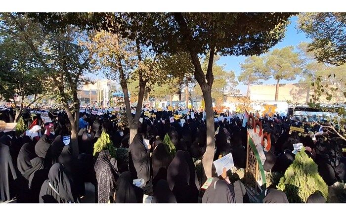 مردم خمینی شهر باری دیگر وفاداری خود را به انقلاب و ولایت ثابت کردند