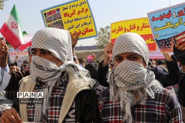 اجتماع بزرگ دانش‌آموزان شیرازی درحمایت ازمردم غزه درحرم شاهچراغ (ع)