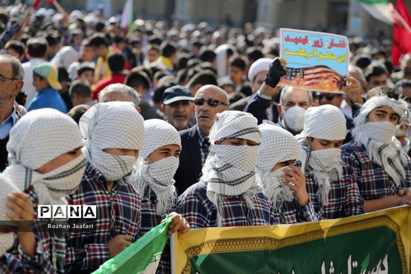 اجتماع بزرگ دانش‌آموزان شیرازی درحمایت ازمردم غزه درحرم شاهچراغ (ع)