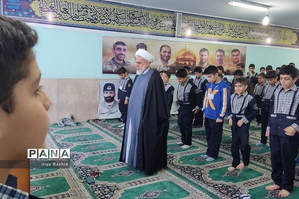 برپایی اقامه نماز جماعت در مدرسه شاهد خاتم‌الانبیا شهرستان‌قرچک