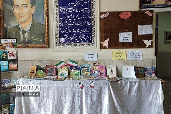 بازدید دانش‌آموزان از کتابخانه مدرسه شاهد خاتم الانبیاء شهرستان قرچک