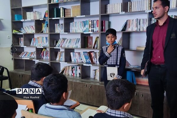 بازدید دانش‌آموزان از کتابخانه مدرسه شاهد خاتم الانبیاء شهرستان قرچک
