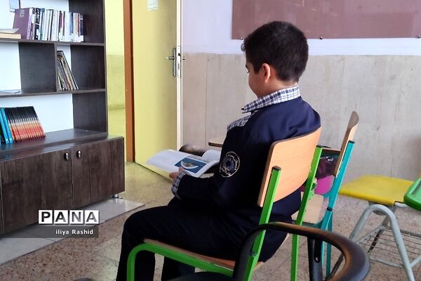 بازدید دانش‌آموزان از کتابخانه مدرسه شاهد خاتم الانبیاء شهرستان قرچک