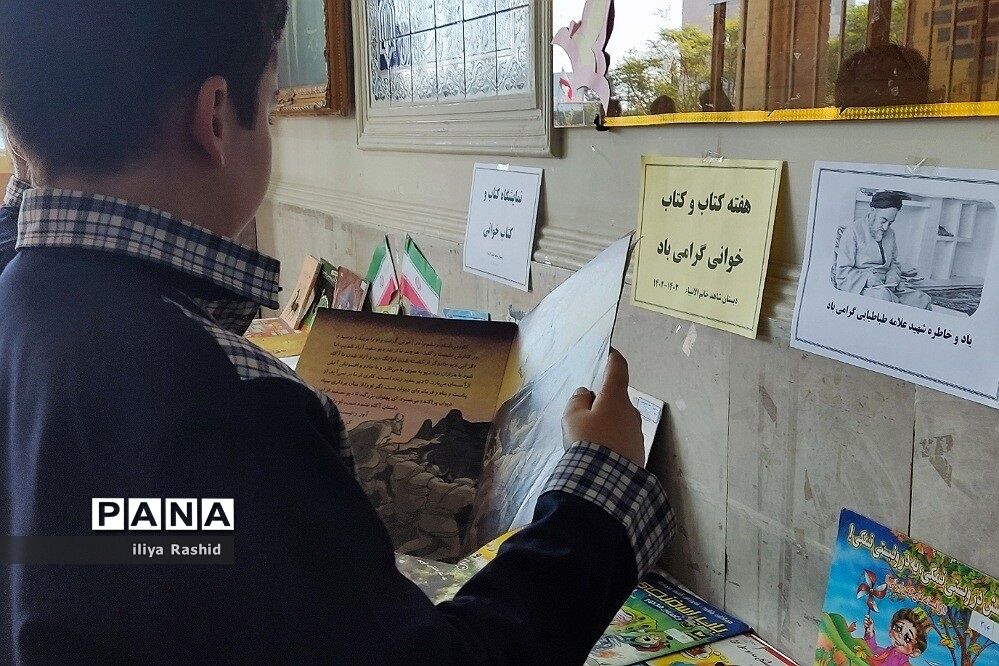 بازدید دانش‌آموزان از کتابخانه مدرسه شاهد خاتم الانبیاء شهرستان قرچک