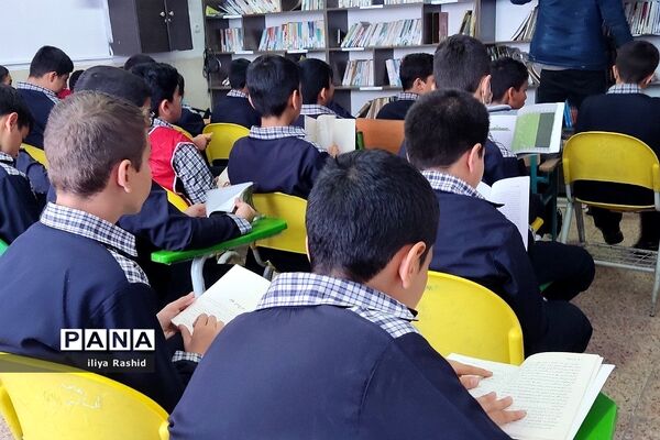 بازدید دانش‌آموزان از کتابخانه مدرسه شاهد خاتم الانبیاء شهرستان قرچک