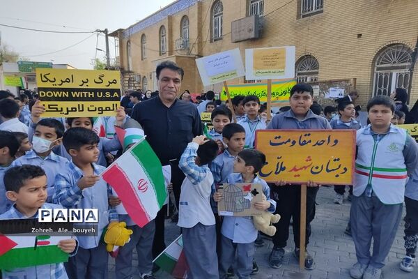 اجتماع دانش‌آموزان دبستان شهید ملاح خورموج در حمایت ازکودکان مظلوم غزه