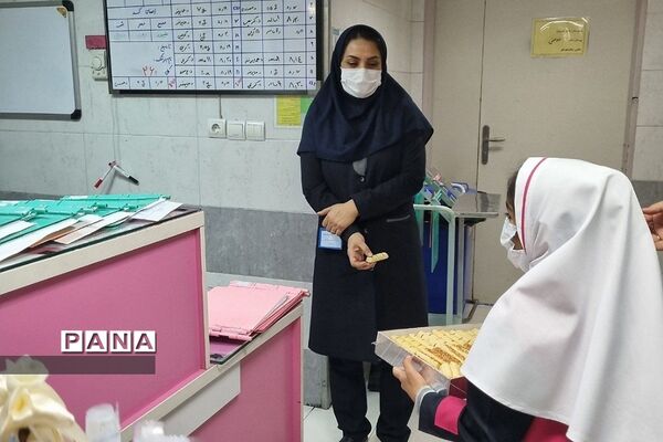دیدار دانش‌آموزان مدرسه شهید حاج قاسم سلیمانی با پرستاران بیمارستان امام سجاد شهریار