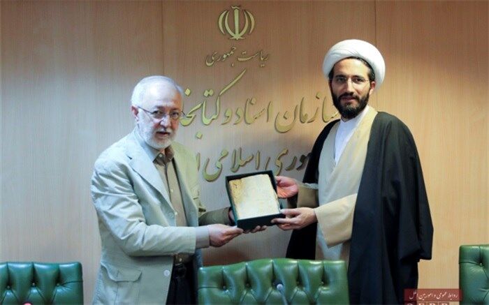 تحویل کتاب دانش‌آموز شهید تازه تفحص‌شده به رئیس سازمان پژوهش‌