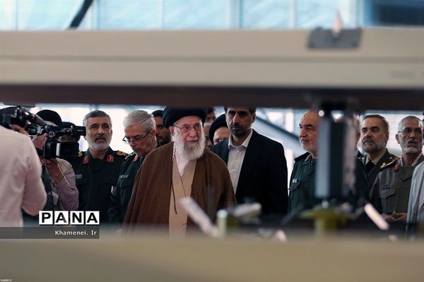 بازدید فرمانده‌کل قوا از نمایشگاه دستاوردهای نیروی هوافضای سپاه پاسداران