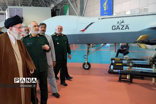 بازدید فرمانده‌کل قوا از نمایشگاه دستاوردهای نیروی هوافضای سپاه پاسداران