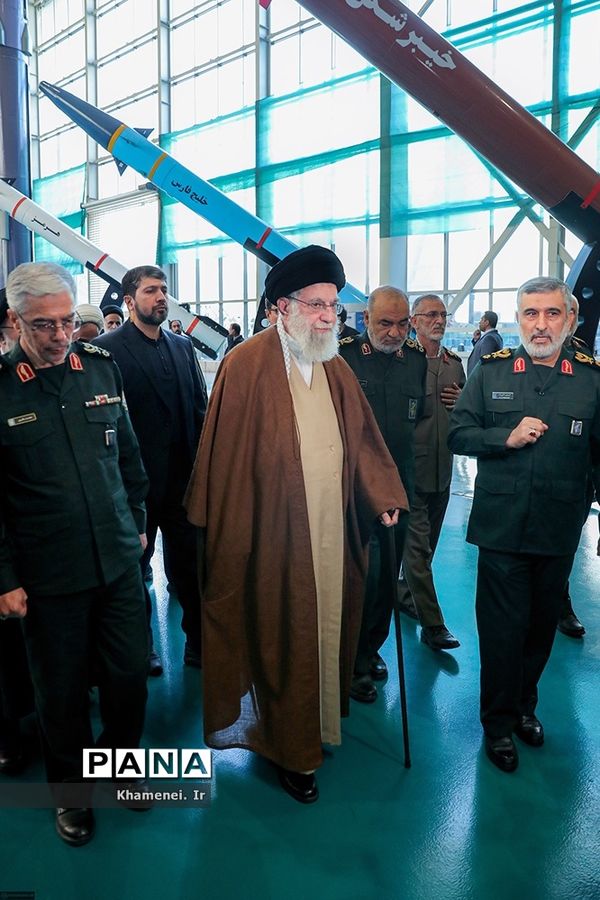 بازدید فرمانده‌کل قوا از نمایشگاه دستاوردهای نیروی هوافضای سپاه پاسداران
