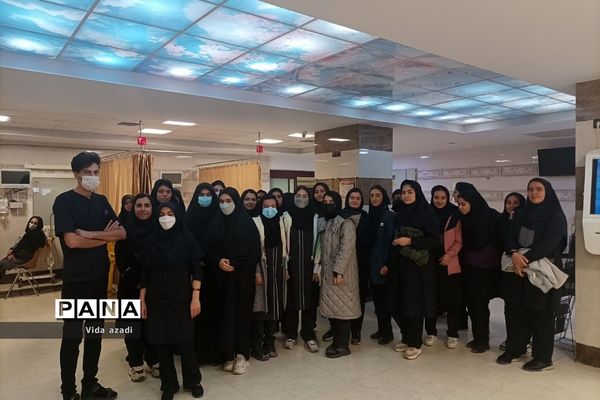 حضور دانش‌آموزان مدرسه نمونه دولتی حضرت رقیه(س)‌دماوند در بیمارستان‌های این منطقه در روز پرستار