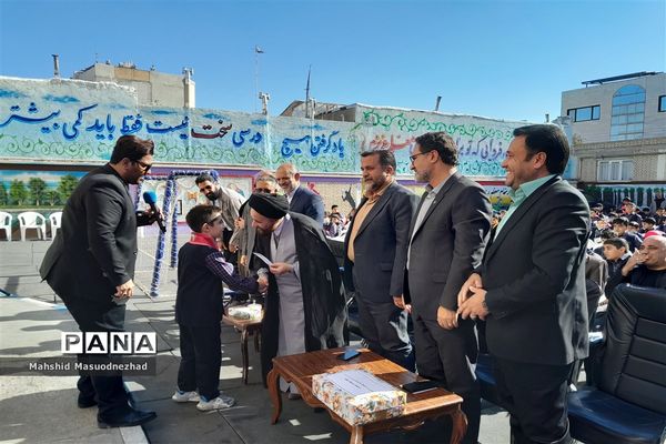 آئین نواختن زنگ کتاب در دبستان پسرانه فرهنگ شکوه