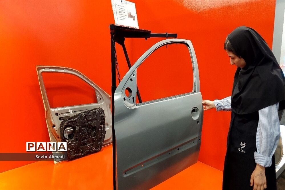 بازدید دانش‌آموزان دبیرستان راز صفادشت از کارخانه نو‌آوری و صنایع خلاق آمپر