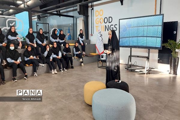 بازدید دانش‌آموزان دبیرستان راز صفادشت از کارخانه نو‌آوری و صنایع خلاق آمپر