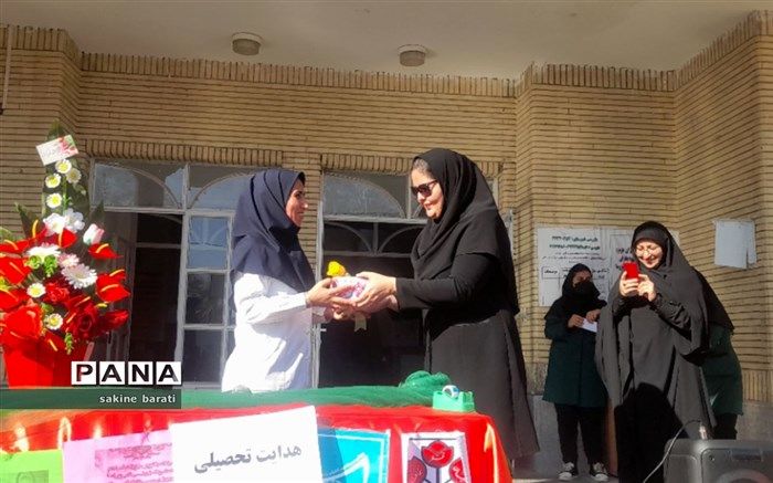 جشنی به مناسبت روز پرستار و ولادت حضرت زینب(س) در دبیرستان بهار آزادی /فیلم