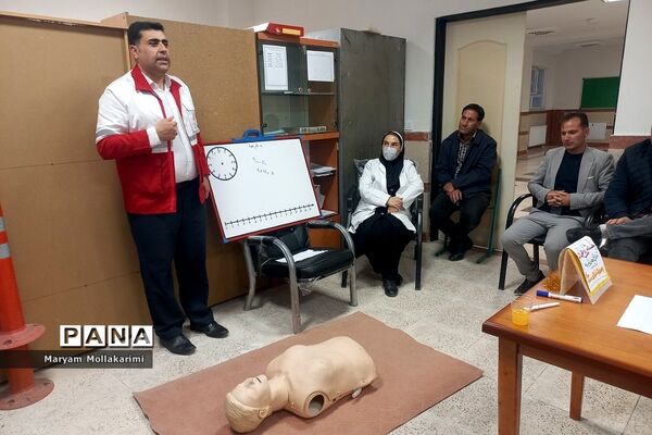 آموزش کمک‌های اولیه در جلسه شورای معلمان شهرستان‌دماوند