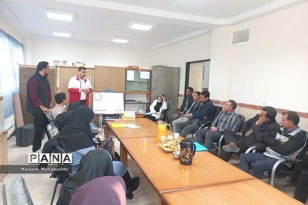آموزش کمک‌های اولیه در جلسه شورای معلمان شهرستان‌دماوند