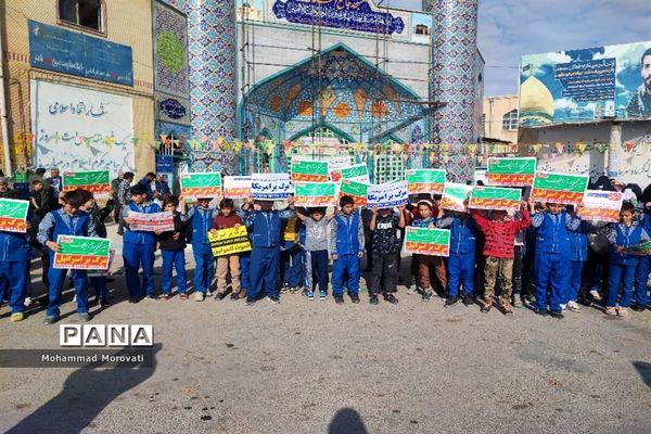 تجمع بزرگ دانش‌آموزان، در محل میدان امام خمینی(ره) شهر آشخانه