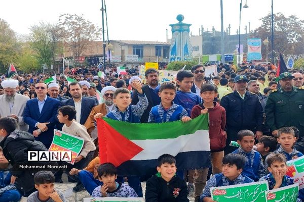 تجمع بزرگ دانش‌آموزان، در محل میدان امام خمینی(ره) شهر آشخانه