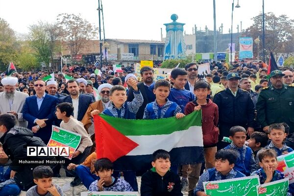 تجمع بزرگ دانش‌آموزان، در محل میدان امام خمینی(ره) شهر آشخانه