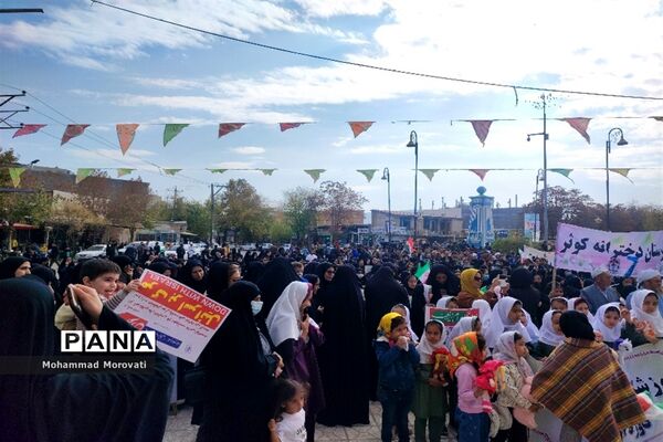 تجمع بزرگ دانش‌آموزان، در محل میدان امام خمینی(ره) شهر آشخانه
