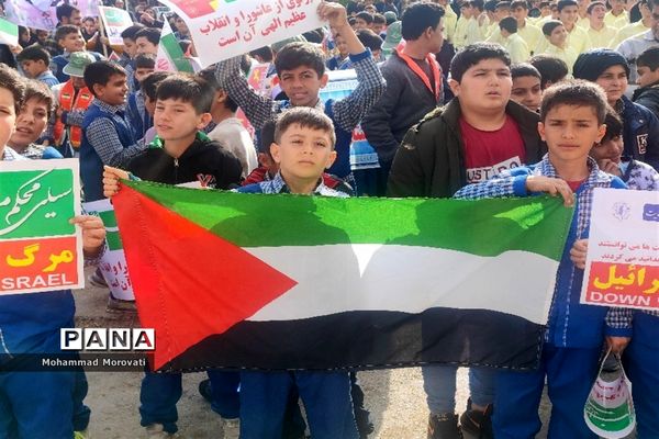 تجمع بزرگ دانش‌آموزان، در محل میدان امام خمینی(ره) شهر آشخانه